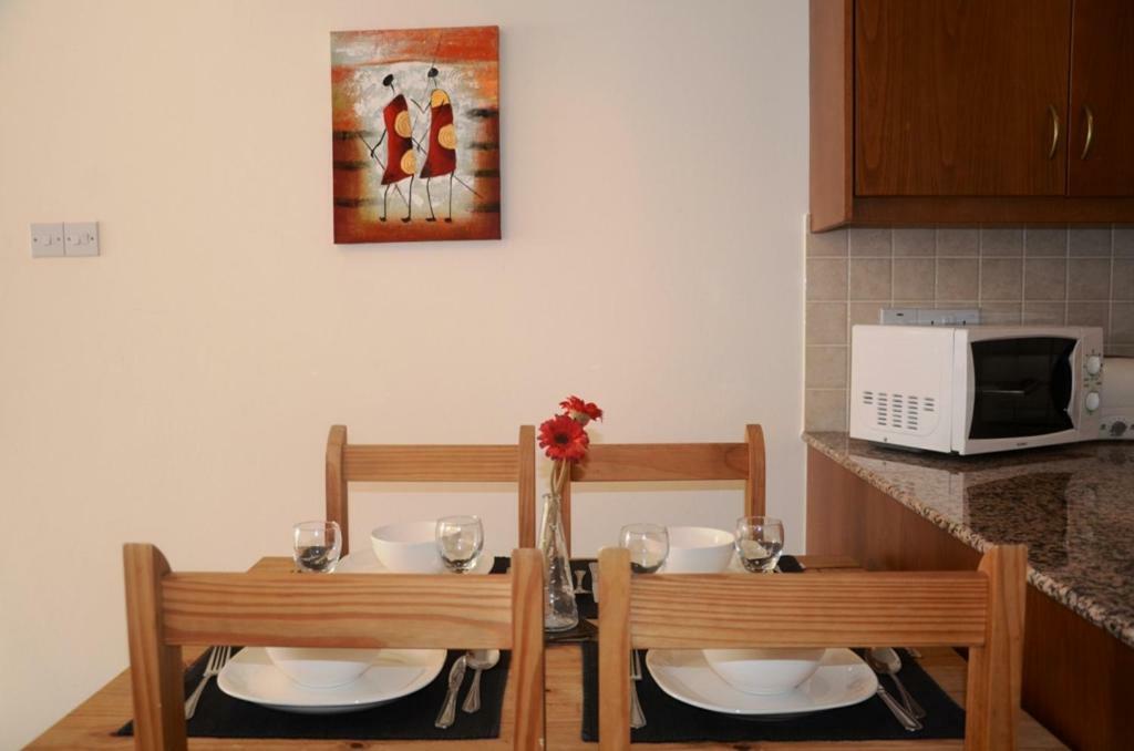 2 Bedroom Poolside Apartment E9 Péjia Kültér fotó