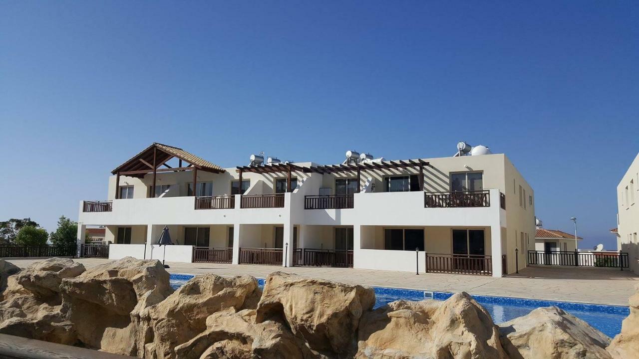 2 Bedroom Poolside Apartment E9 Péjia Kültér fotó