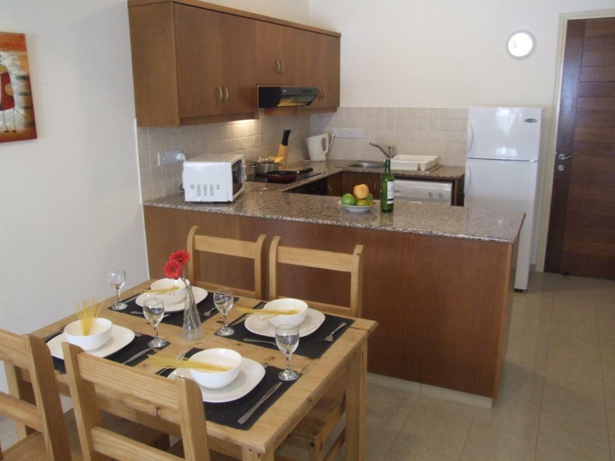 2 Bedroom Poolside Apartment E9 Péjia Kültér fotó