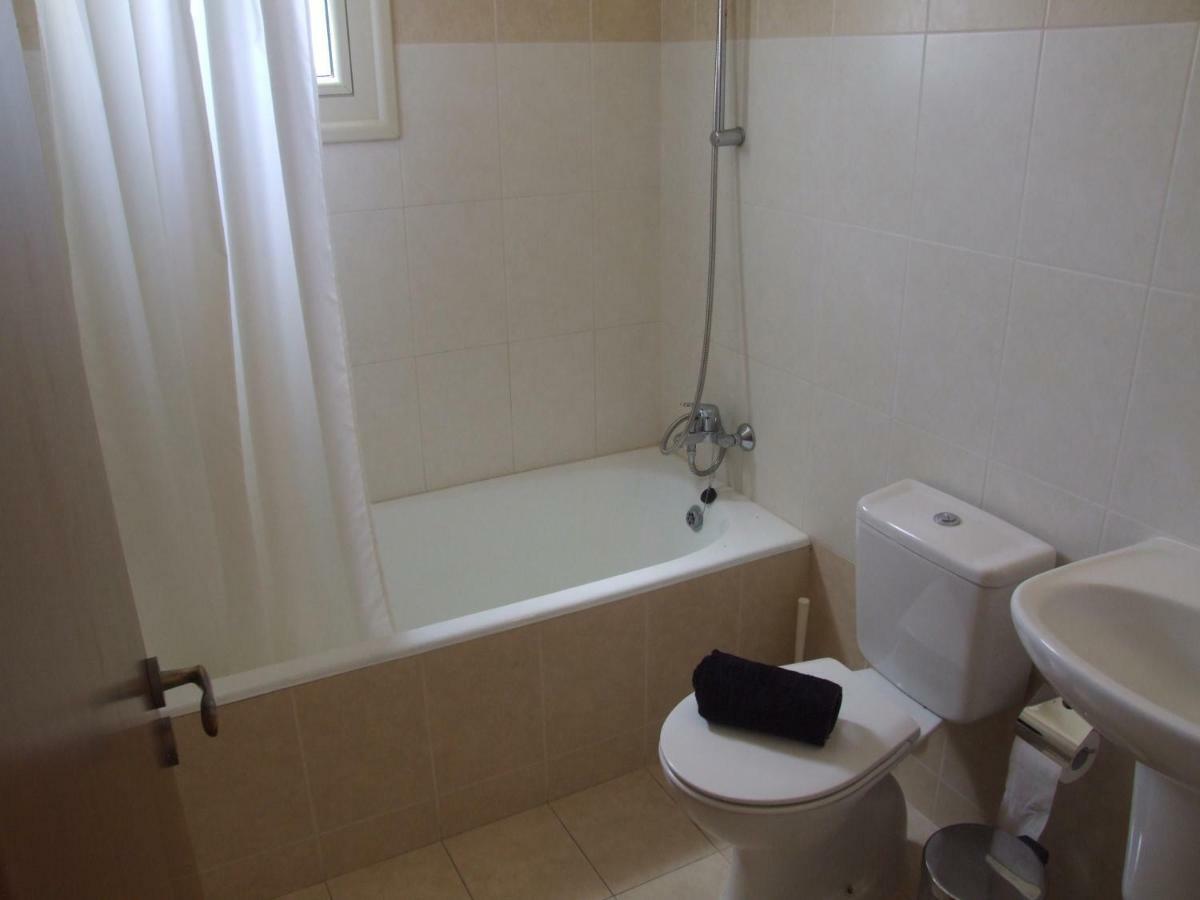 2 Bedroom Poolside Apartment E9 Péjia Kültér fotó