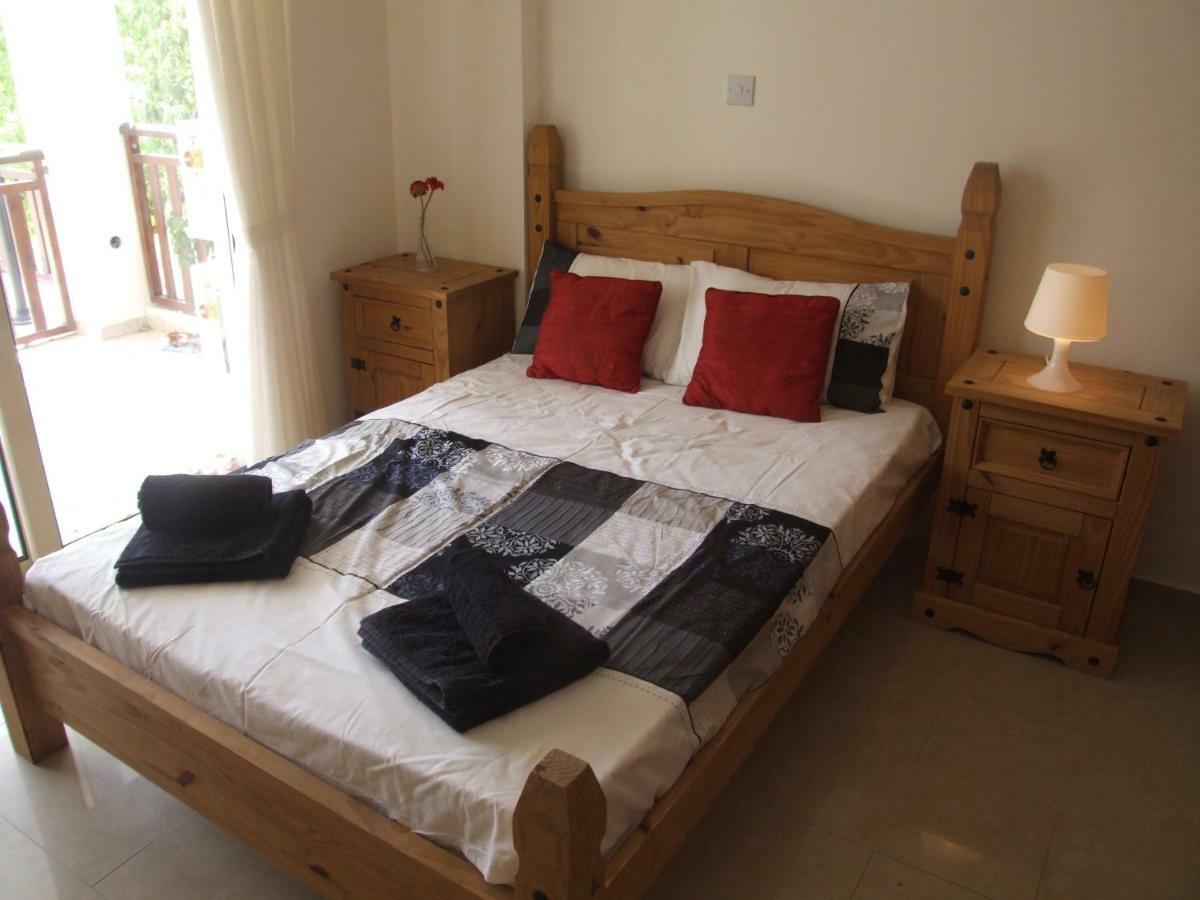 2 Bedroom Poolside Apartment E9 Péjia Kültér fotó